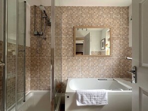 Shower, hair dryer, towels, shampoo - Leaze Garden Cottage - Frome (Somerset)