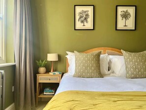 4 bedrooms, iron/ironing board, travel cot, WiFi - Stylish Victorian Home - Central Frome - Sleeps 8 (Somerset)