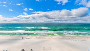 คอนโด, หลายเตียง (Long Beach Resort 2-1206) | ชายหาด | บนชายหาด