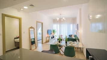 Apartamento luxo, sacada, vista para a cidade | Área de estar | Smart TV 55 polegadas com canais a cabo