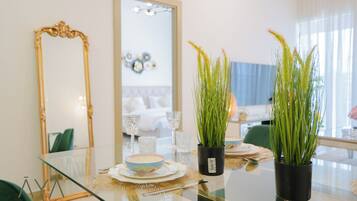 Deluxe-Apartment, Balkon, Stadtblick | Esszimmer