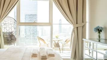 Apartamento luxo, sacada, vista para a cidade | 1 quarto, escrivaninha, ferros/tábuas de passar roupa, Wi-Fi de cortesia