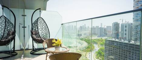 Apartamento luxo, sacada, vista para a cidade | Sacada