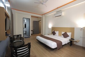 In-room safe, desk, laptop workspace, blackout curtains - hotel noida express (Noida)