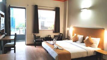 Habitación Deluxe, balcón, vistas a la ciudad | Caja fuerte, escritorio, espacio para trabajar con un portátil