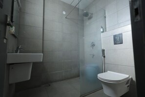 Shower, slippers, towels, soap - hotel noida express (Noida)