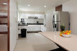 Fridge, microwave, oven, stovetop - Oasis of elegance & serenity in heart of Polanco (Ciudad de México)