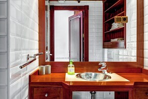 Family Apartment, City View | Bathroom | Shower, hair dryer, towels, soap