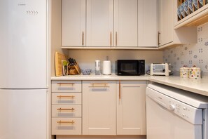 Kjøleskap, mikrobølgeovn, ovn og kokeplater