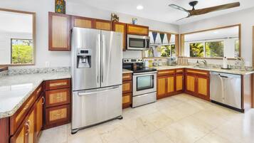 Refrigerador, microondas, horno y parrilla de estufa