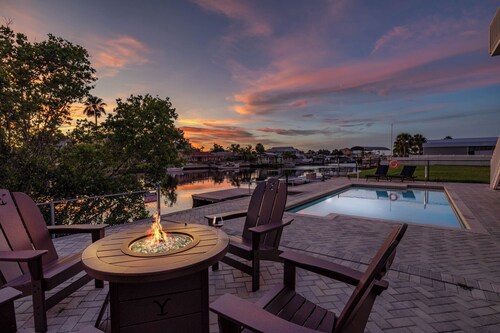 Relax & Play: 3BR Pool Home/Waterfront/ Ping Pong