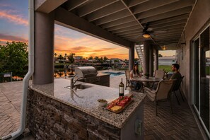 Outdoor dining - Beautiful Sunsets/Waterfront/Kayaks/Ping Pong (Hernando Beach)