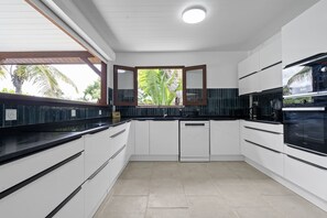 Een koelkast, een magnetron, een oven, een vaatwasser