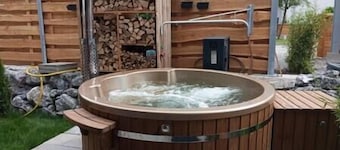 "Heuberg" apartment in the Inn Valley with hot tub - central & quiet location