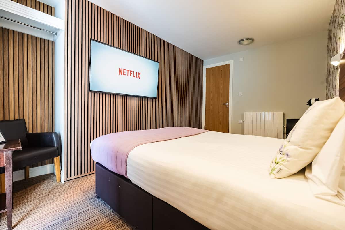 Cuna de viaje, wifi gratis y ropa de cama