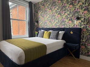 Cuna de viaje, wifi gratis y ropa de cama