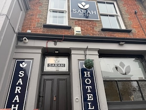Property entrance - Sarah Hotel (Harwich)