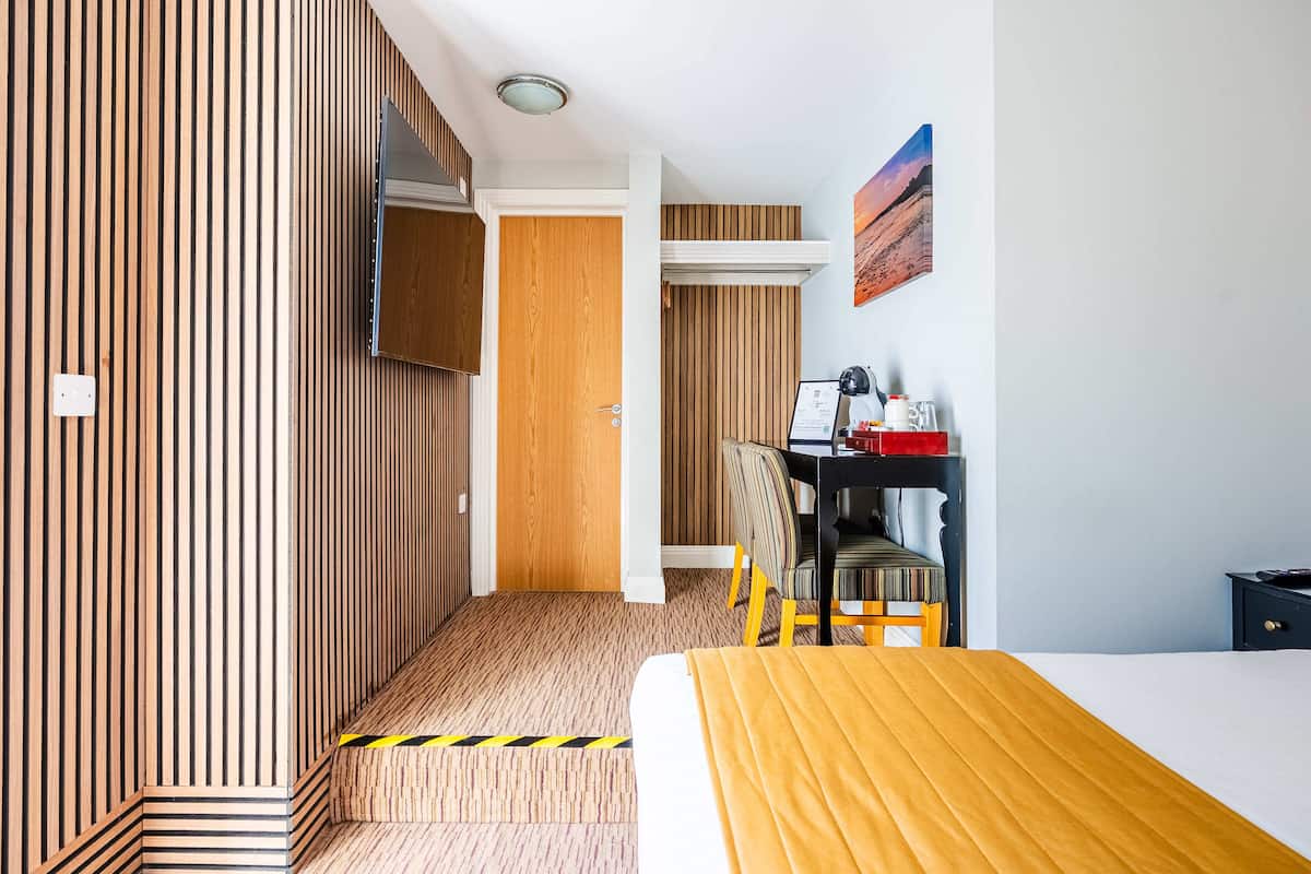 Cuna de viaje, wifi gratis y ropa de cama