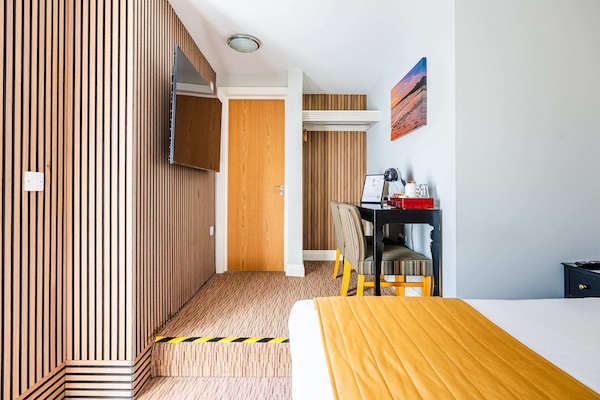 Habitació doble estàndard | Un bressol de viatge, wifi gratuïta i roba de llit