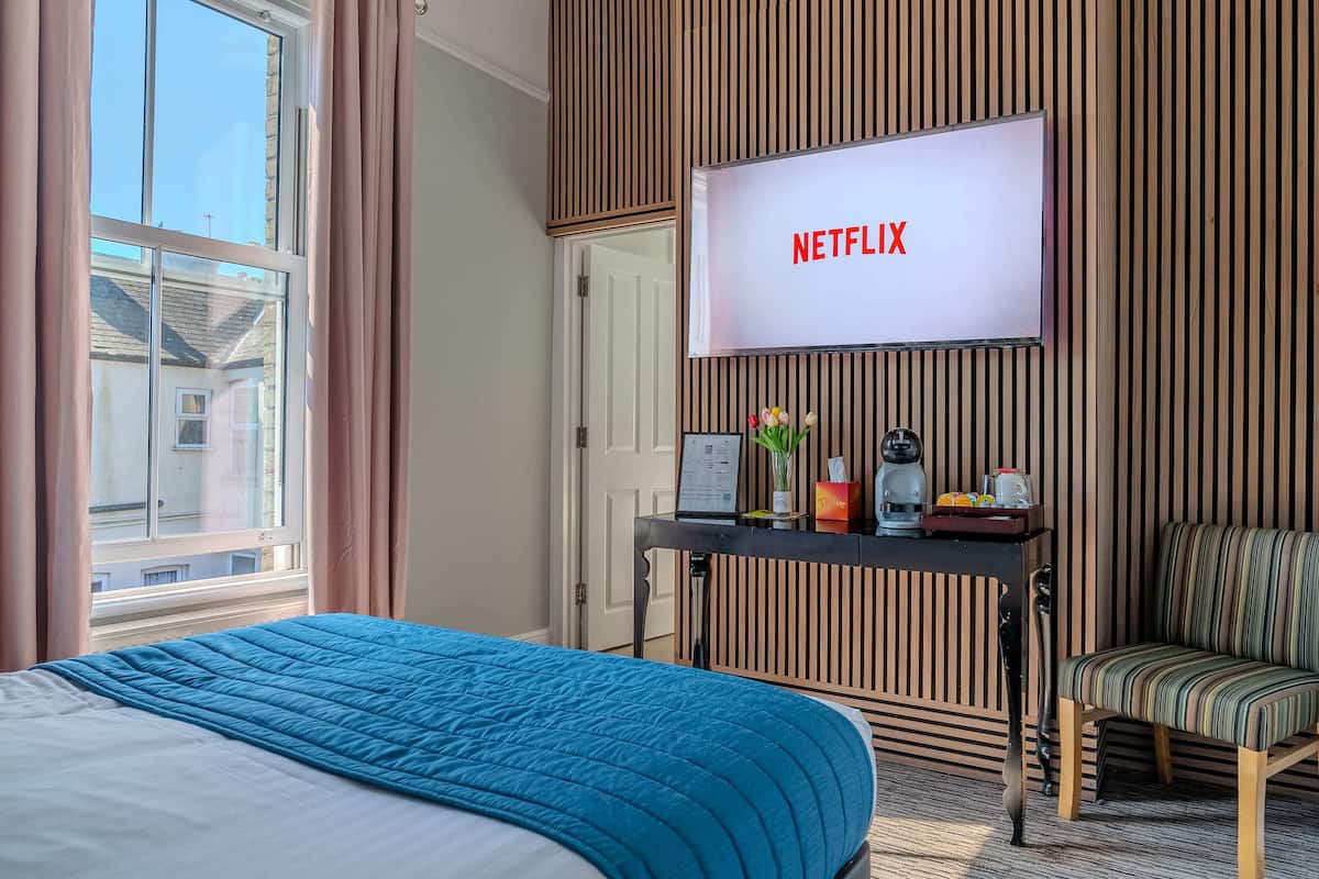 Cuna de viaje, wifi gratis y ropa de cama
