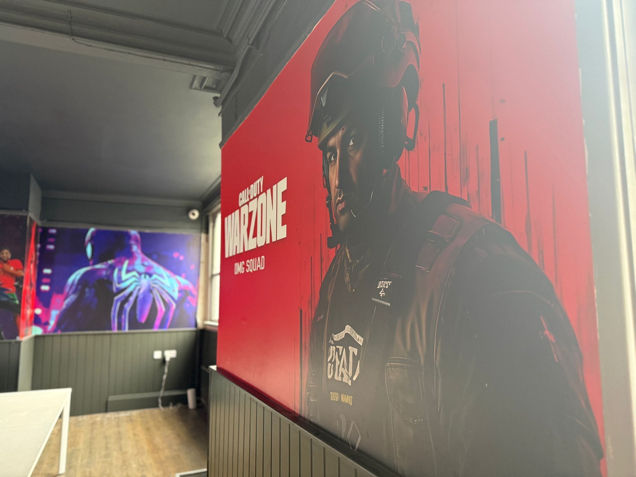Ein Poster einer Videospiel-Figur an einer Wand.