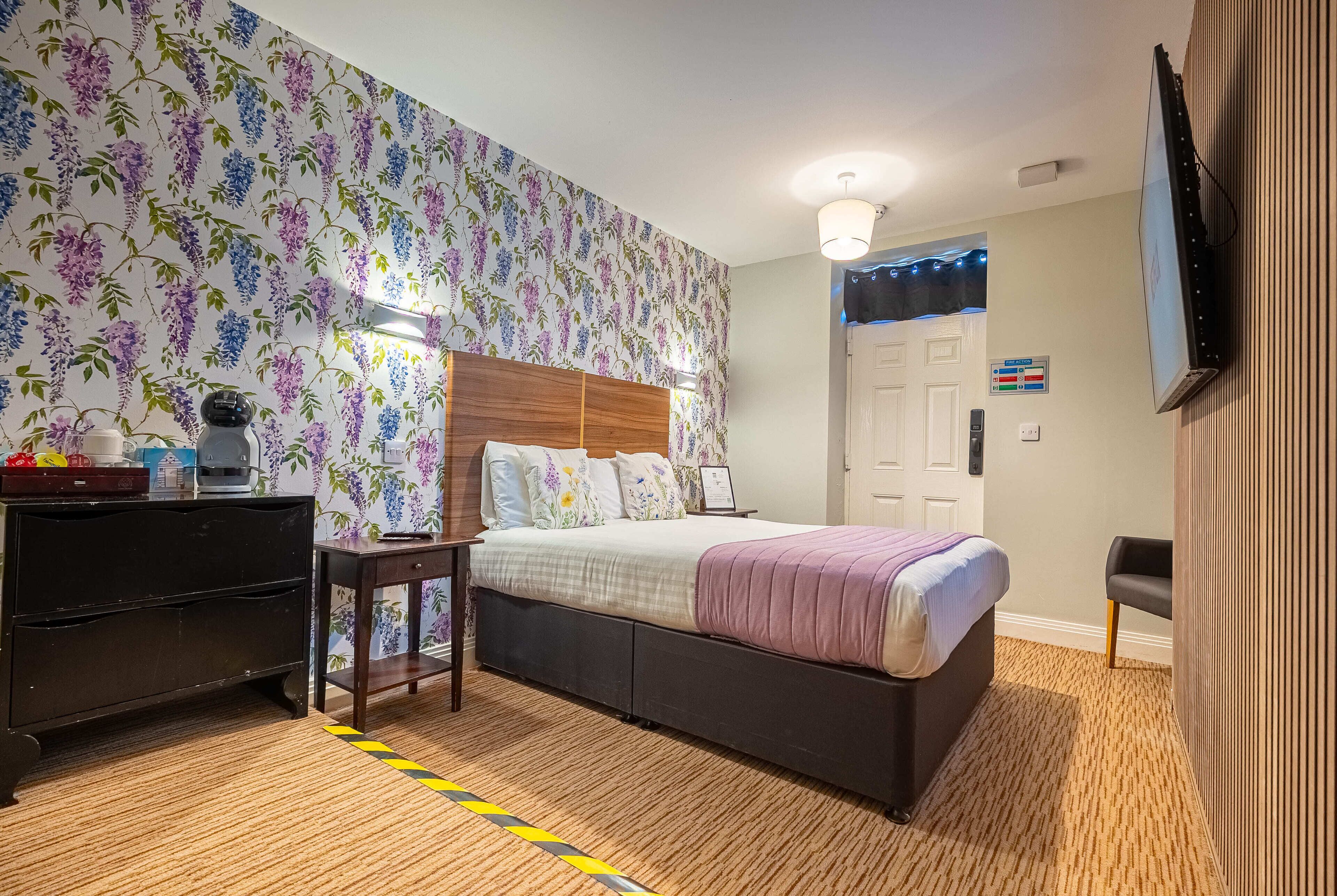 واي فاي مجانًا وملاءات أسرّة