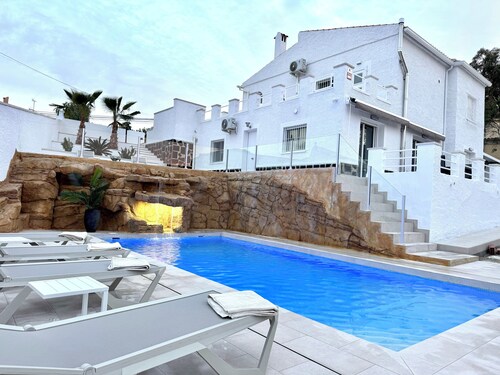 Luxurious detached villa, private pool in a privileged location