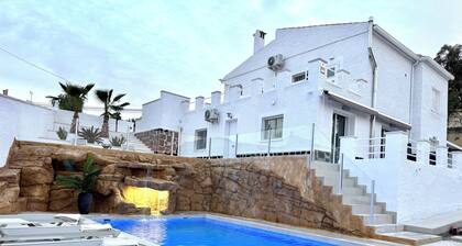 Luxurious detached villa, private pool in a privileged location