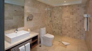 Hårtork, handdukar, tvål och toalettpapper