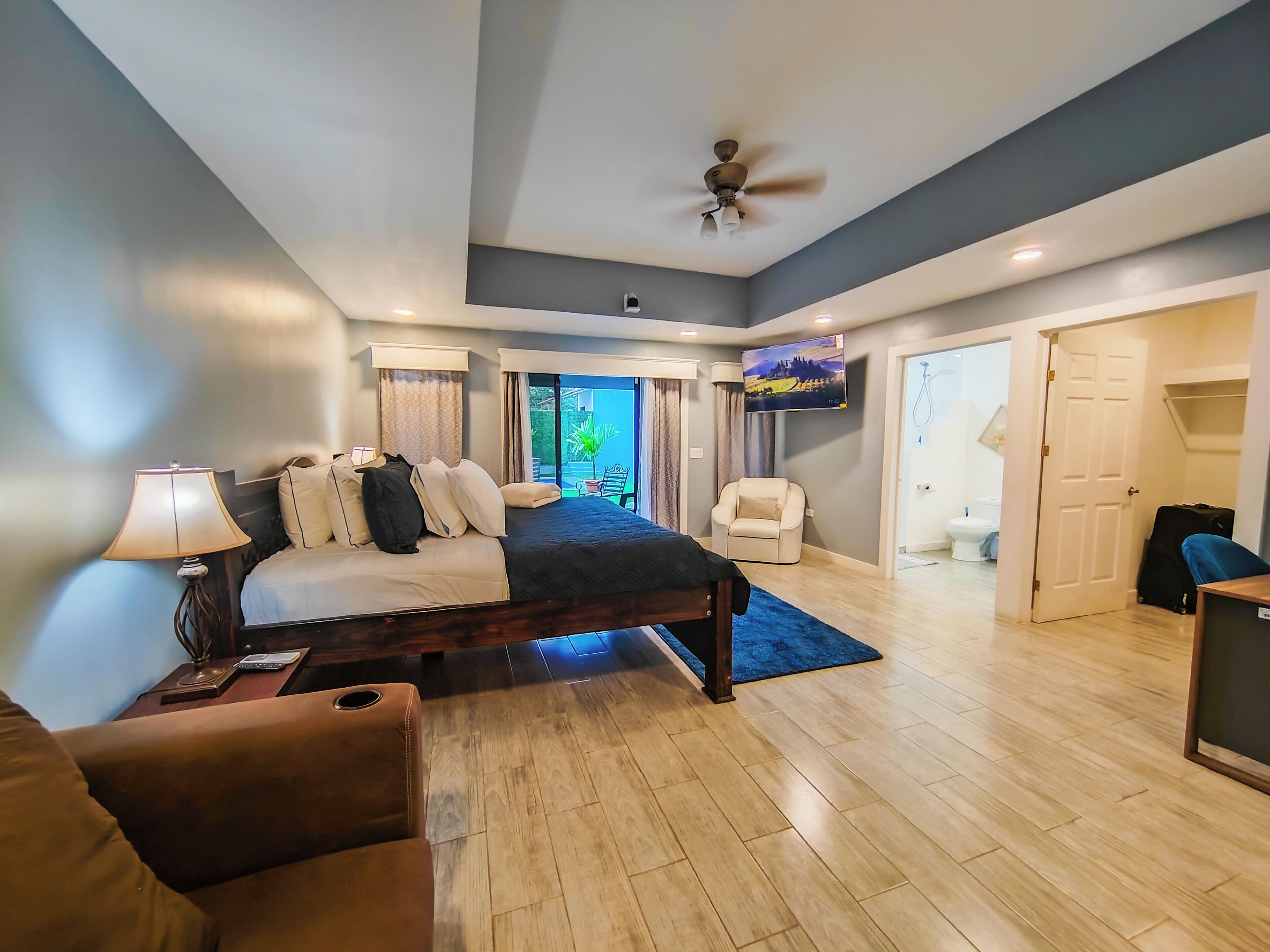 4 Schlafzimmer, Schreibtisch, Bügeleisen/Bügelbrett, WLAN