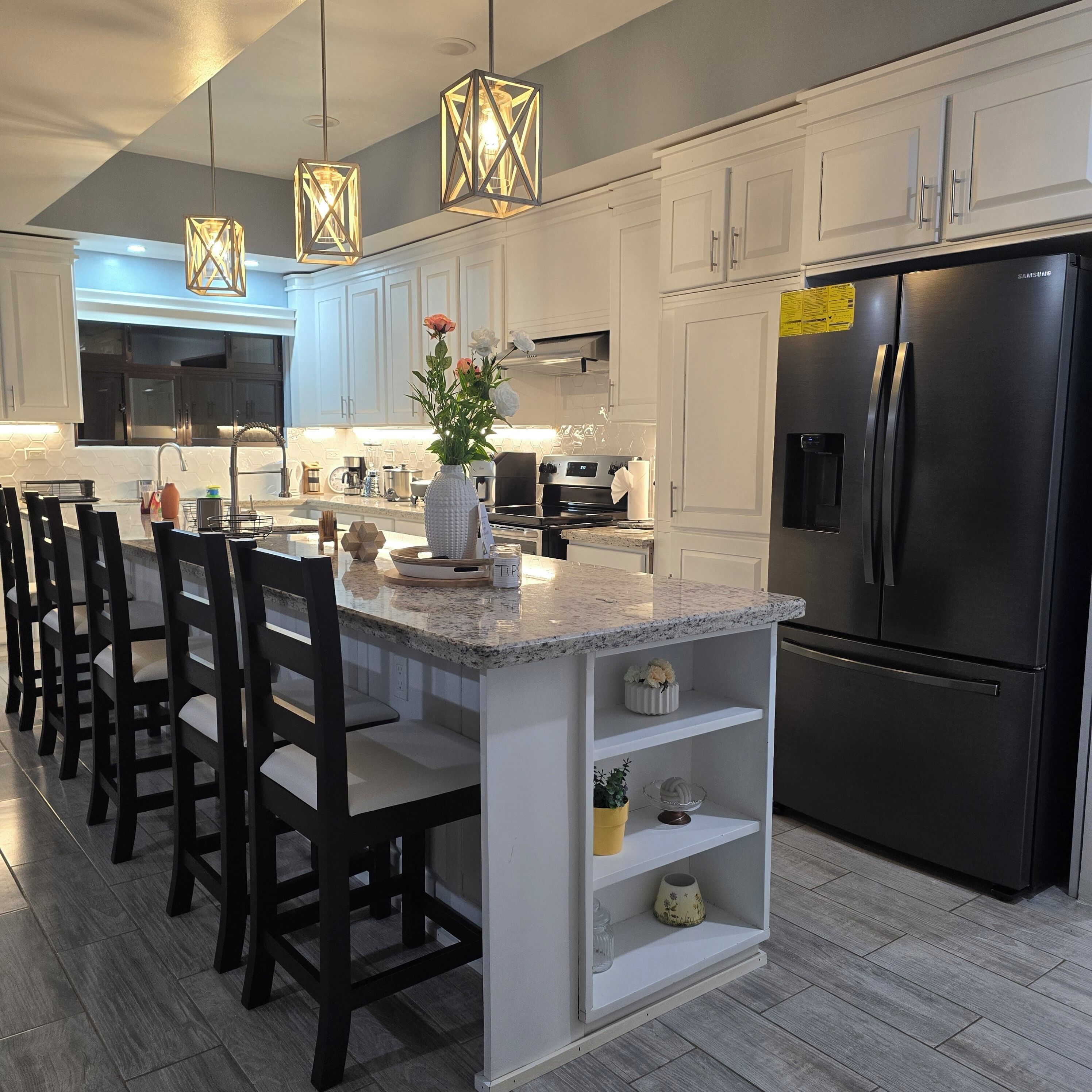 Mikrowelle, Ofen, Wasserkocher mit Kaffee-/Teezubehör, Wasserkocher