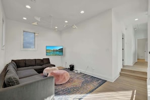 Smart-TV, Kamin, Bücher