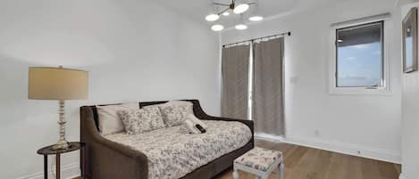 5 chambres, fer et planche à repasser, lit de bébé portatif