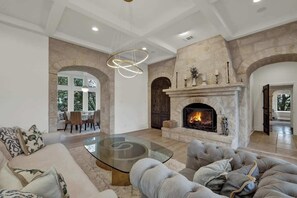 تلفزيون ذكي، مدفأة، كُتُب