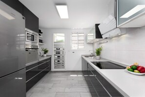 冷蔵庫、電子レンジ、オーブン、食器洗い機