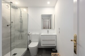 Dusche, Haartrockner, Handtücher