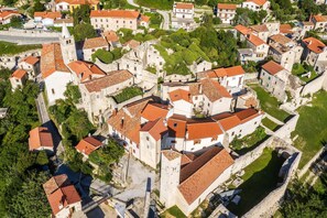 An aerial view of a historic town with traditional architecture, narrow streets, and a central square. - Seaview House Helena - Apartment 1 (Krsan)