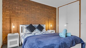 2 bedrooms, iron/ironing board, WiFi