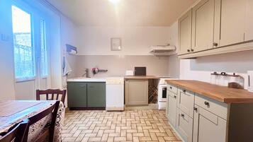 KĂŒhlschrank, Ofen, Herdplatte, Wasserkocher mit Kaffee-/Teezubehör