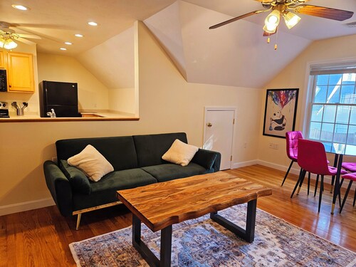 Spacious & Convenient 1BR unit-20min to Boston