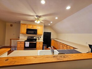 冷蔵庫、電子レンジ、オーブン、コンロ