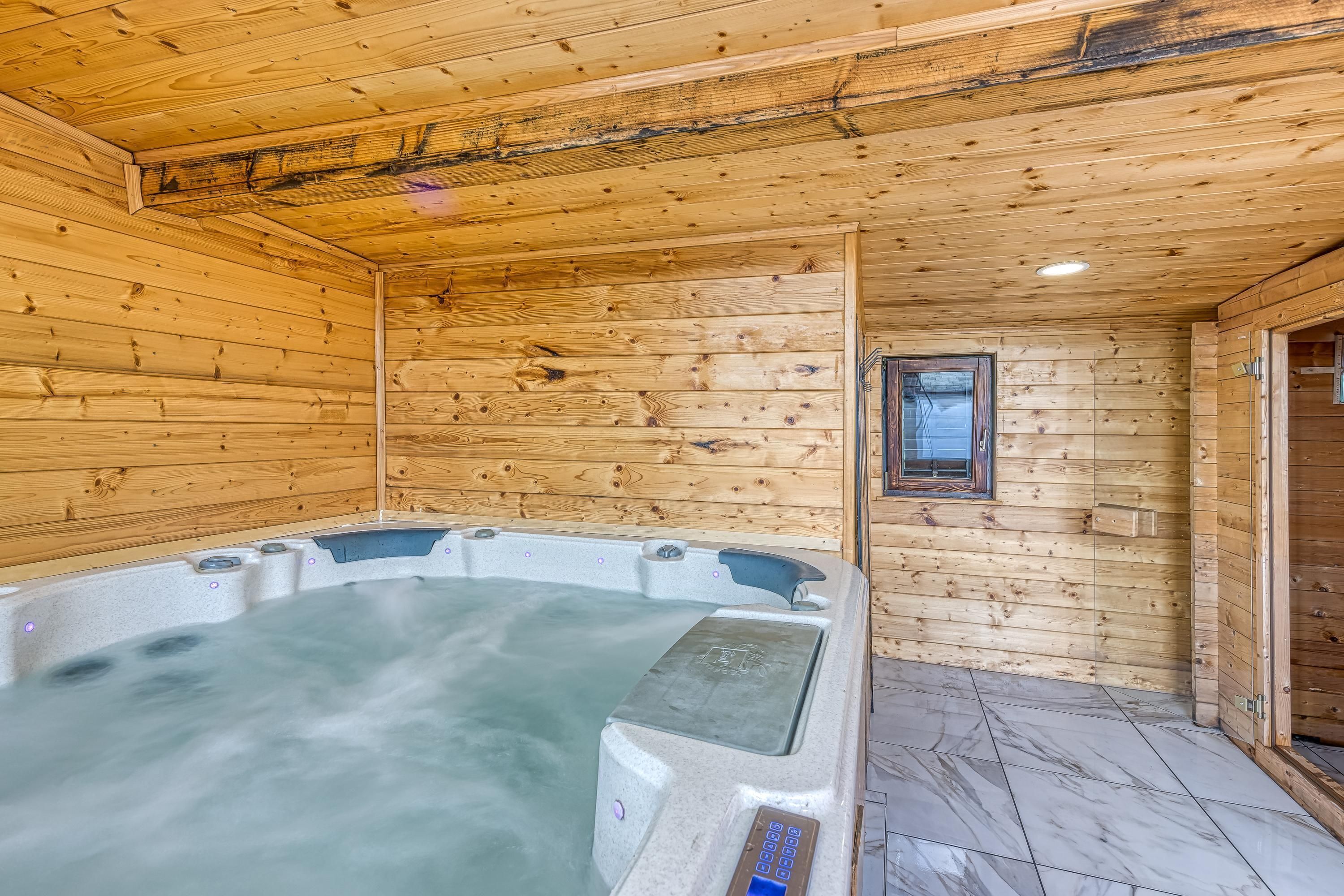 Una baita in legno con vasca idromassaggio, pareti di legno e pavimento piastrellato.