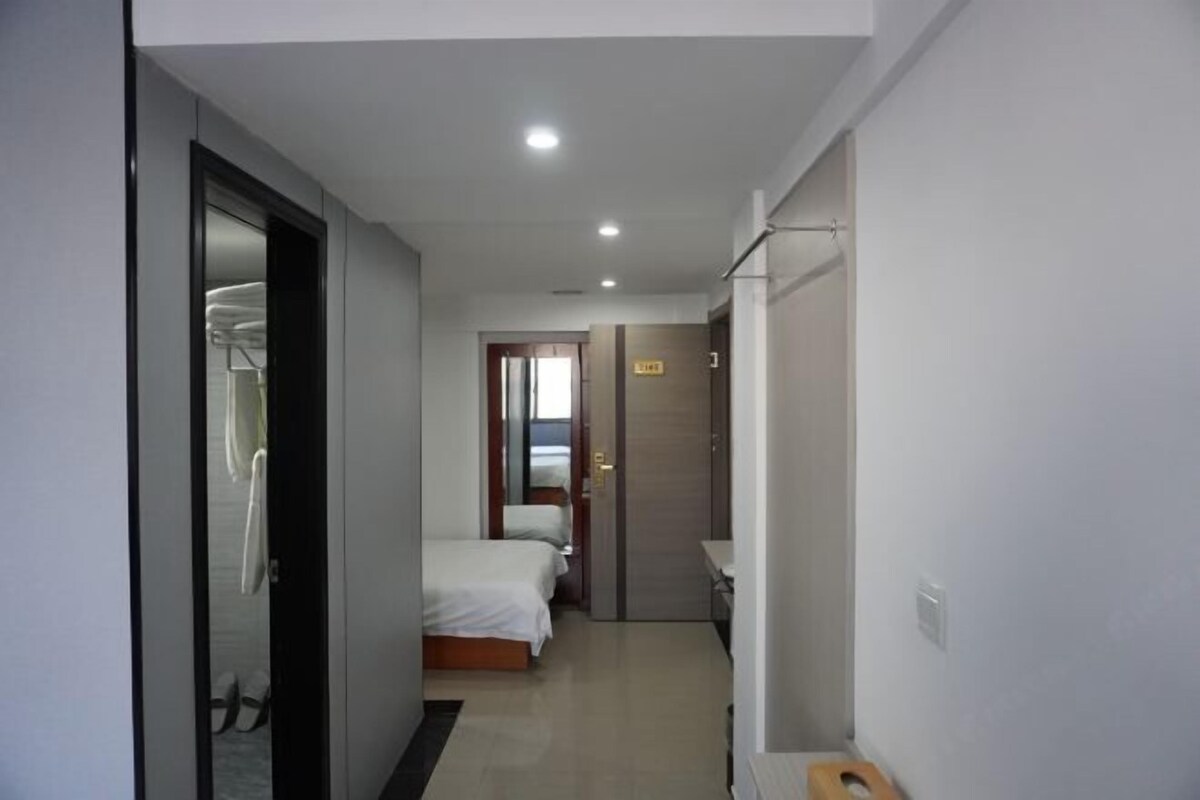 Une chambre d’hôtel avec un lit, un bureau et une salle de bain.
