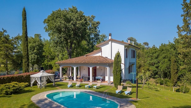 A two-story house with a swimming pool, a covered patio, and a garden. - Villa Cerbaie in Fucecchio (Fucecchio)