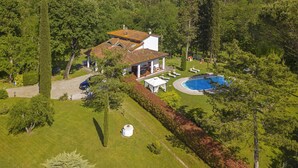 A house with a swimming pool, surrounded by a well-maintained lawn and trees. - Villa Cerbaie in Fucecchio (Fucecchio)