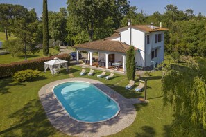 A two-story house with a swimming pool, a covered patio, and a garden. - Villa Cerbaie in Fucecchio (Fucecchio)