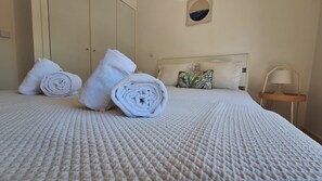 2 室のベッドルーム、アイロン / アイロン台、WiFi (無料)、ベッドシーツ