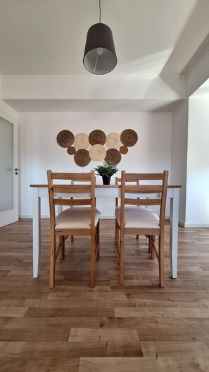 Dining - APARTMENT 10 (Vila Nova de Gaia)