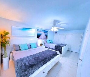 7 bedrooms, in-room safe, desk, iron/ironing board - Walk to Siesta Key Beach! (Siesta Key)