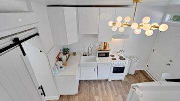 Refrigerador, microondas, horno, placa de cocina